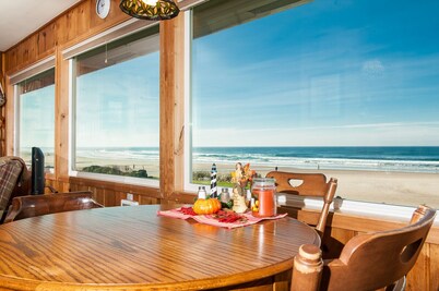 Pet friendly oceanfront home w/ direct beach access in Lincoln City's Roads End!