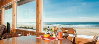 Pet friendly oceanfront home w/ direct beach access in Lincoln City's Roads End!