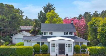 Pacific Way Villa in Gearhart has beautiful interiors and a convenient location!