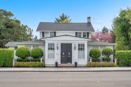 Pacific Way Villa in Gearhart has beautiful interiors and a convenient location!