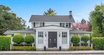 Pacific Way Villa in Gearhart has beautiful interiors and a convenient location!