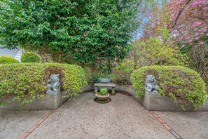Property grounds - Pacific Way Villa in Gearhart has beautiful interiors and a convenient location! (Gearhart)
