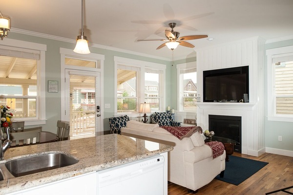 Una televisión de pantalla plana, un reproductor de DVD