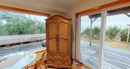 Come relax and enjoy the views of this peaceful, pet friendly, oceanfront home!