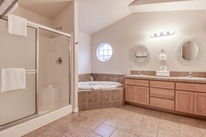Combined shower/tub, free toiletries, towels