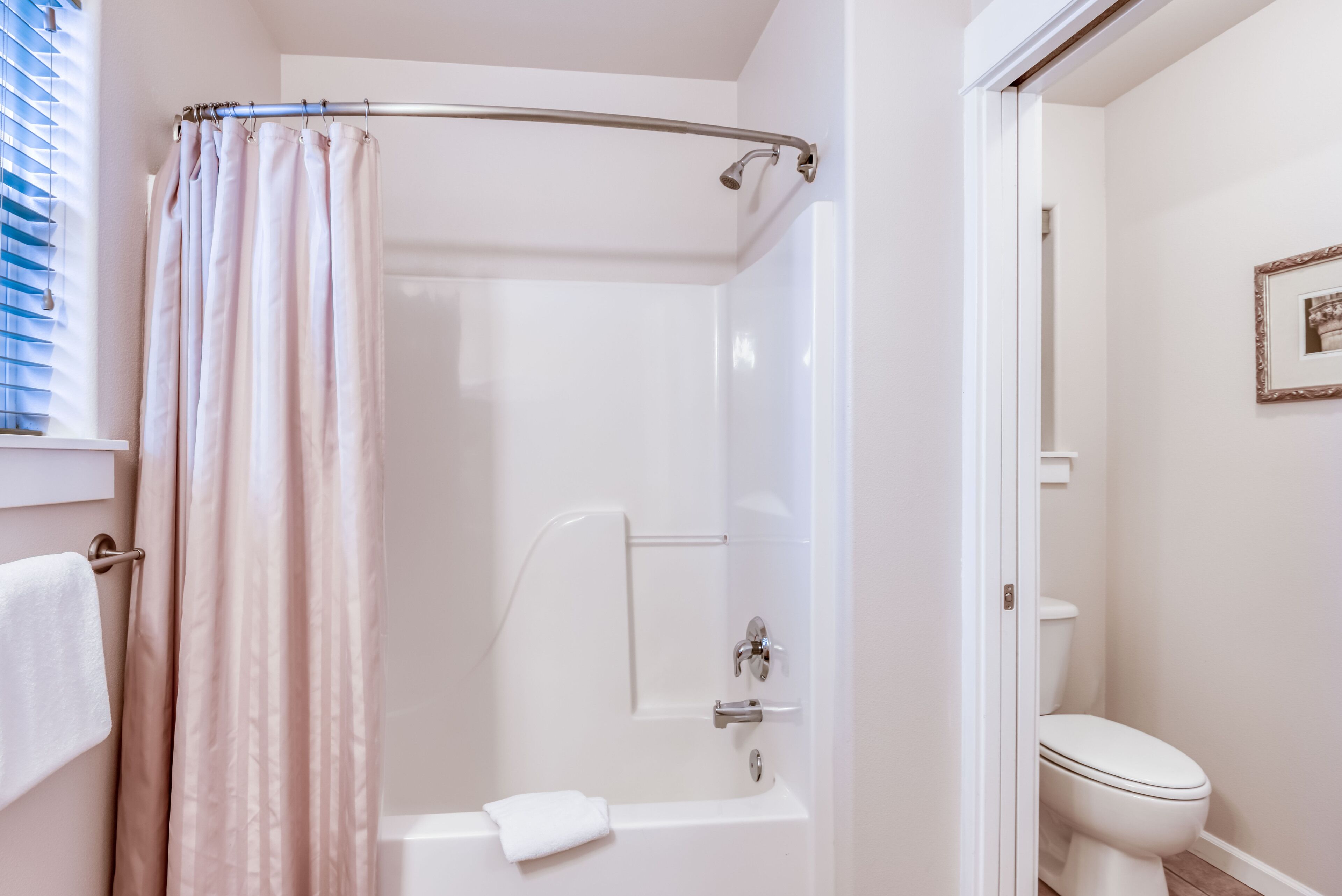 Un baño con ducha, inodoro y bañera.