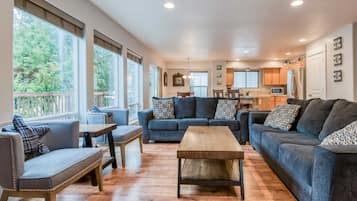 Una televisión, una chimenea, un reproductor de DVD