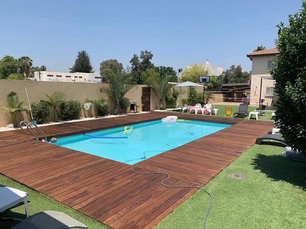 Outdoor pool - vila (Hof HaCarmel)