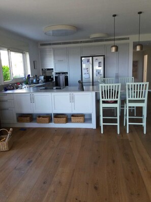 Daily buffet breakfast (ILS 250 per person) - vila (Hof HaCarmel)