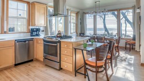 Una cocina moderna con armarios de madera, electrodomésticos de acero inoxidable y una isla grande con asientos.