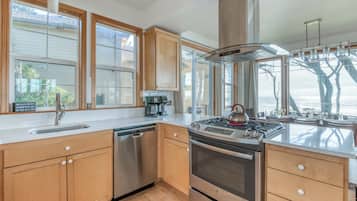 Refrigerador, microondas, horno, placa de cocina