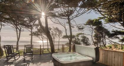 Beautiful oceanfront home in Depoe Bay w/ hot tub & direct beach access!