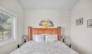 3 bedrooms, free WiFi, bed sheets - Pet friendly 3 bedroom home with deck and bbq just a few blocks from the waves! (Lincoln City)