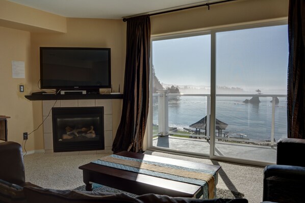 Smart-tv, een open haard en een dvd-speler