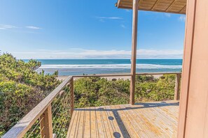 Property grounds - Oceanfront Home, Deck, High Windows with Amazing Views, Beach Access Nearby (Lincoln City)