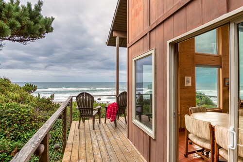 Oceanfront Home, Deck, High Windows with Amazing Views, Beach Access Nearby