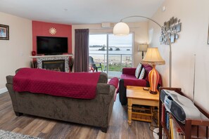 Smart TV, fireplace, DVD player - Stunning views, easy beach access from this bay front condo in the Taft District (Lincoln City)