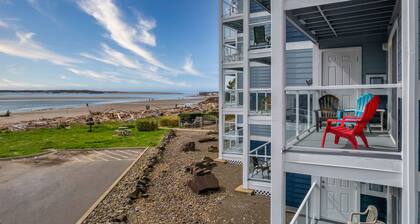 Stunning views, easy beach access from this bay front condo in the Taft District
