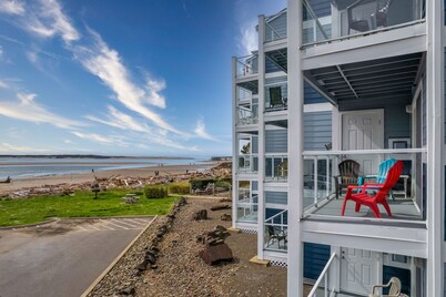 Stunning views, easy beach access from this bay front condo in the Taft District