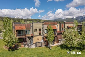 Exterior - Stunning and Spacious Mid-Century Town Center Home! Private Patio with Hot Tub! (Big Sky)