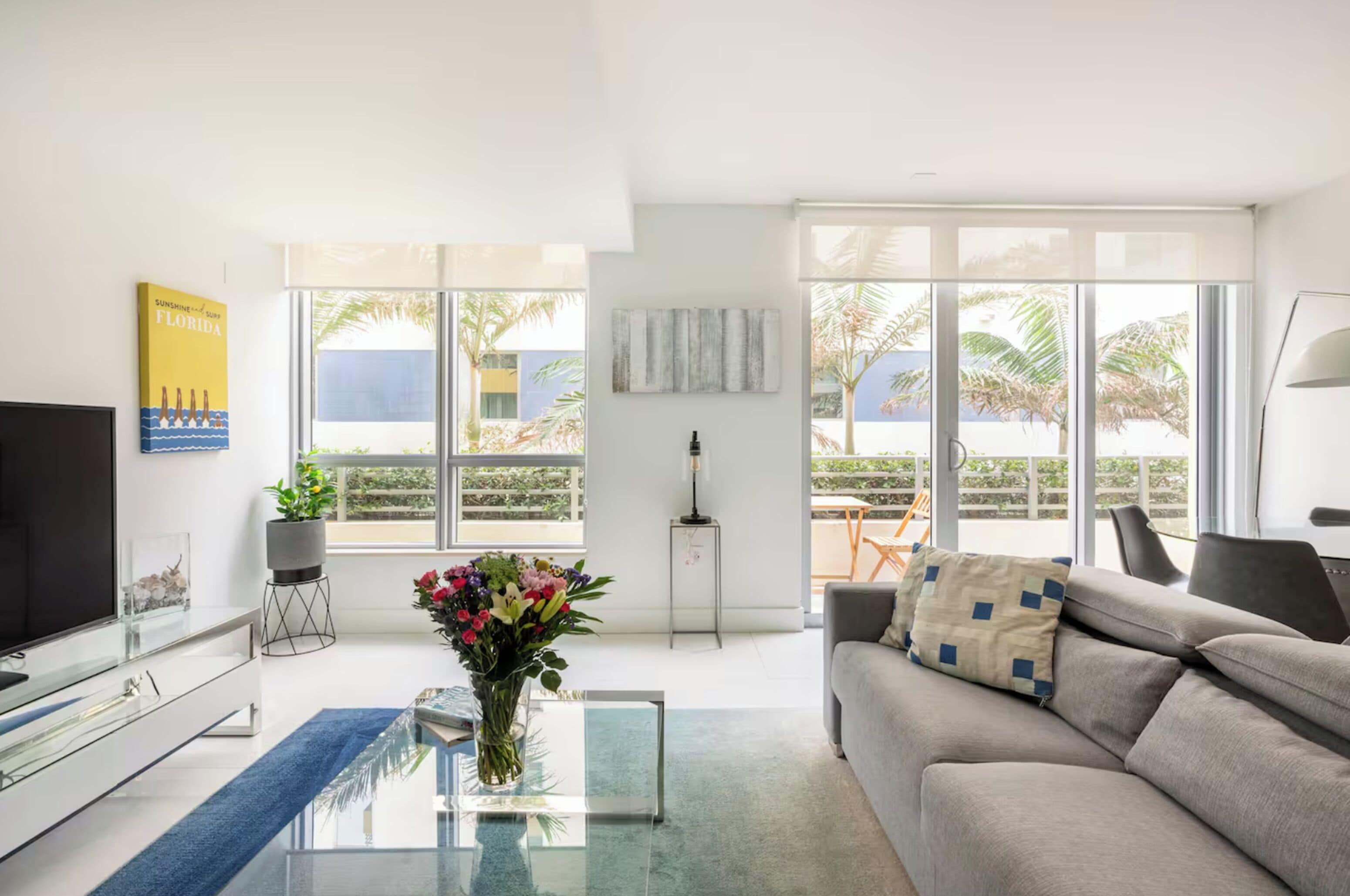 Suite monolocale Premier, 1 letto king, balcone, vista giardino (8L15A) | Area soggiorno | TV a schermo piatto 32 pollici con canali via cavo, TV