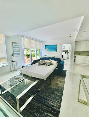 Premier-Studiosuite, 1 King-Bett, Balkon, Gartenblick (8L15A) | Wohnbereich | 32-Zoll-Flachbildfernseher mit Kabelempfang, Fernseher