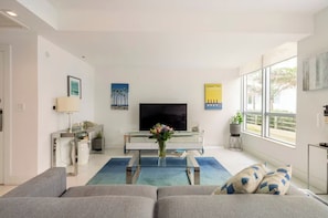 Premier-Studiosuite, 1 King-Bett, Balkon, Gartenblick (8L15A) | Wohnbereich | 32-Zoll-Flachbildfernseher mit Kabelempfang, Fernseher