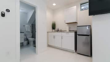 Full-size fridge, microwave, stovetop, cookware/dishes/utensils