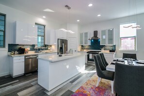 Hus – premium, flere soverom, terrasse (Executive Level) | Delt kjøkken | Kjøleskap, mikrobølgeovn på fellesområdet, kokeplater og kjøkkenutstyr