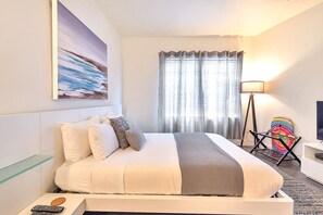 Studio, 1 Queen Bed (1L01)