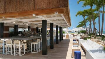 4 bars/lounges, rooftop bar