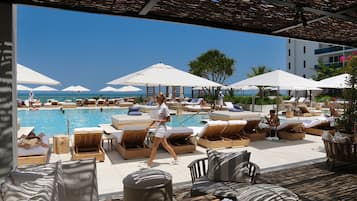 4 bars/lounges, rooftop bar