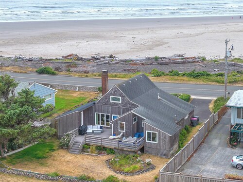 Across the Street from the Beach, Pet Friendly, Large Deck, Close to Town