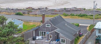 Across the Street from the Beach, Pet Friendly, Large Deck, Close to Town