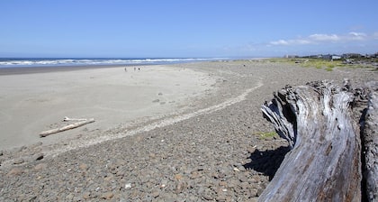 Across the Street from the Beach, Pet Friendly, Large Deck, Close to Town