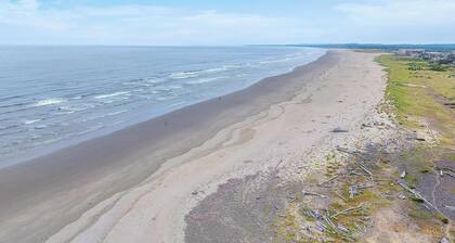 Across the Street from the Beach, Pet Friendly, Large Deck, Close to Town