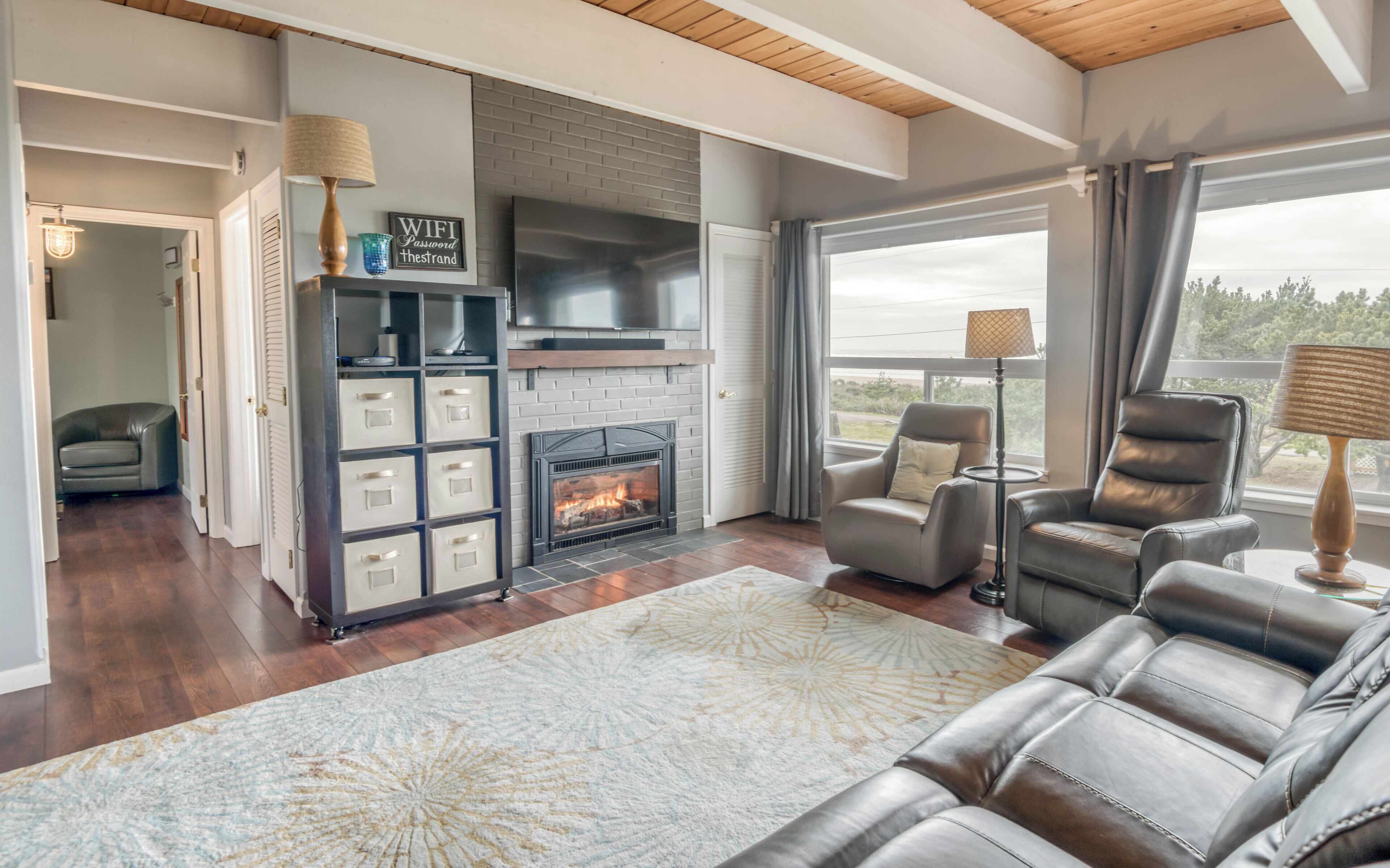 Flatskjerm-TV, peis, videospill og DVD-spiller