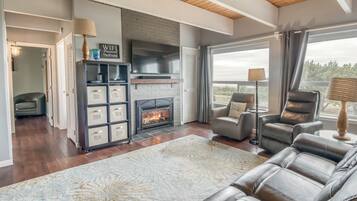 Flatskjerm-TV, peis, videospill og DVD-spiller