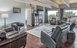 Een flatscreentelevisie, een open haard, videogames en een dvd-speler