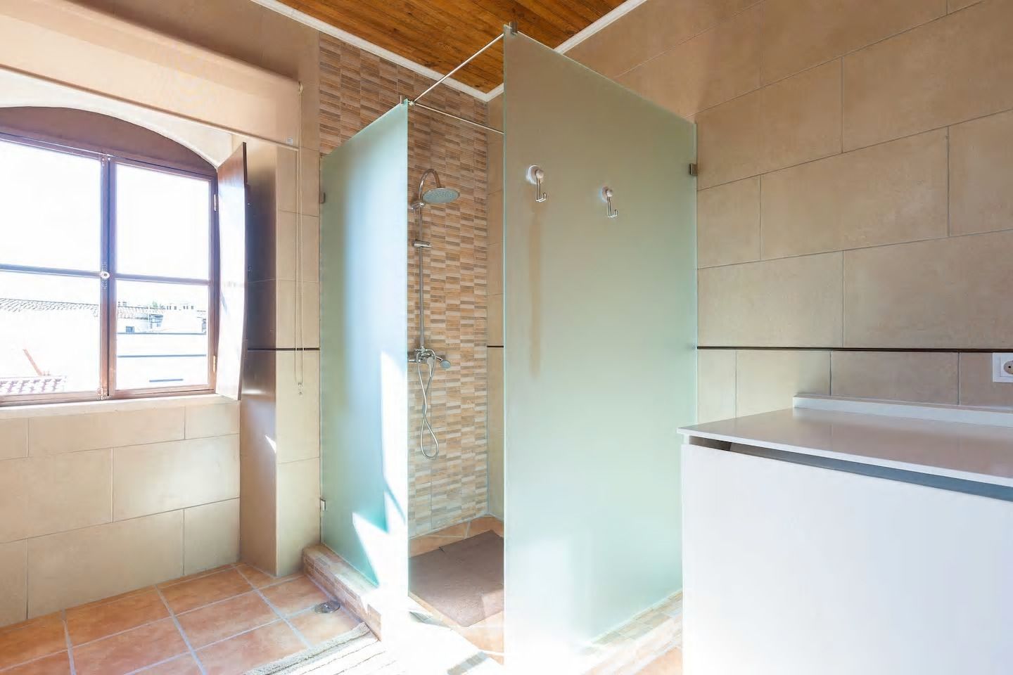 Appartement, 2 chambres | Salle de bain | Douche, douche à « effet pluie », sèche-cheveux, bidet