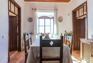 Apartment, 2 Schlafzimmer | Essbereich im Zimmer
