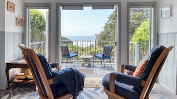 Televisión, chimenea, libros y estéreo