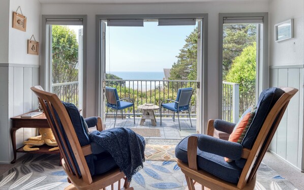 TV, peis, bøker og stereoanlegg