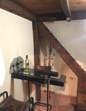 Quarto básico | Cofres nos quartos, Wi-Fi de cortesia, roupa de cama