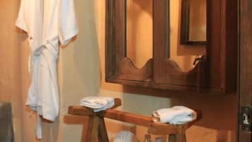 Basic Room | Bathroom | Shower, towels