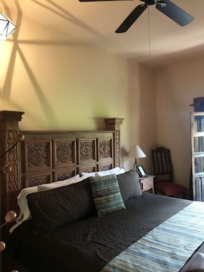 Quarto urbano | Cofres nos quartos, Wi-Fi de cortesia, roupa de cama