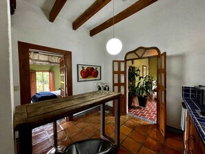 In-room safe, iron/ironing board, free WiFi, bed sheets - Casa Oratorio Antigua (San Miguel de Allende)