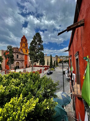 Vista frontal de la propiedad