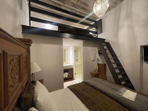 商务开间套房 | 客房内保险箱、熨斗/熨衣板、免费 WiFi、床单