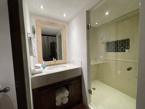 Business-Studiosuite | Badezimmer | Dusche, Bademäntel, Handtücher